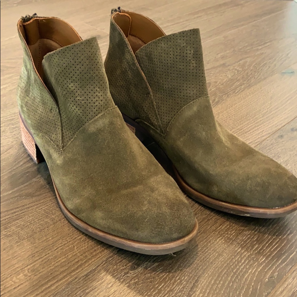 Korks suede bootie
